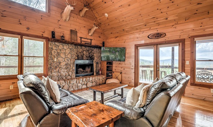 Mineral Bluff Cabina | Fire on the Mountain - Mountain Views | 3 Levels of Decks | Outdoor Fireplaces | Hot Tub | Game Room
