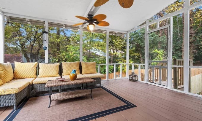 North Raleigh Casa | Fire pit - 6 Min to North Hills - Screened Porch