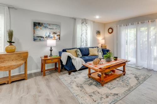 West Haven Apartamento | Fire Pit and Yard West Haven Apt, 5 Mi to Yale!