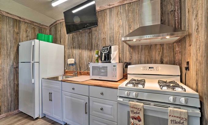 Rockaway Beach Apartamento | Fire Pit, Hot Tub & Dock: Home in Rockaway Beach