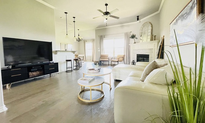 Edmond Casa | ♥Fireplace, backyard, washer dryer, walking trails