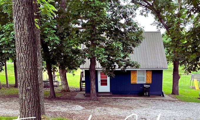 Deepwater Casa | Fireside Cabin – a cozy retreat at Truman Lake – relax and unwind! Pet friendly!