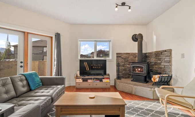 East Kootenay Apartamento | Fireside Retreat | Hot Springs | Fireplace | Pets