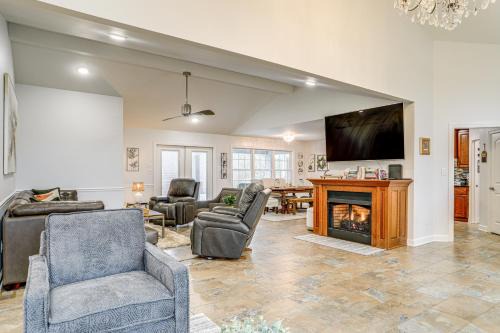 Heber Springs Casa | Firplace and Deck Riverfront Heber Springs Home