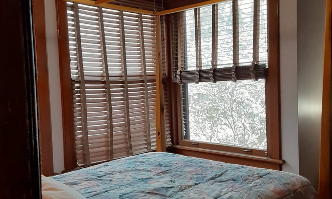 Downtown Toledo Casa | First Floor 4 poster Double Bed in Historic Victorian Bed and Breakfast