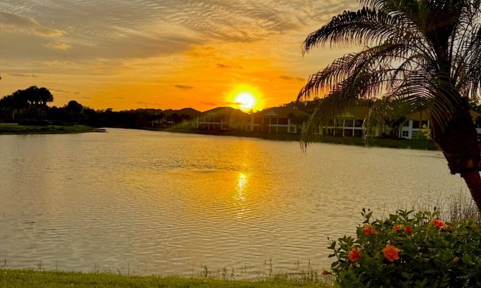 Bonita Springs Condominio | First Floor Coach Home with Breathtaking Sunsets Overlooking Lake in Hawthorne