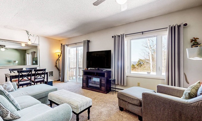 Campton Condominio | First-floor mountain condo with amazing views, yard, pool, & gym - near skiing