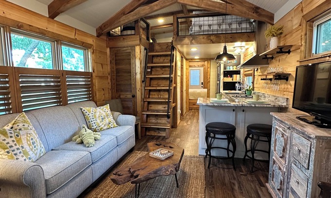 Pawleys Island Cabina | ‘First tiny home in Pawleys Island! Cozy porch + Steps from Golf & Beach.”