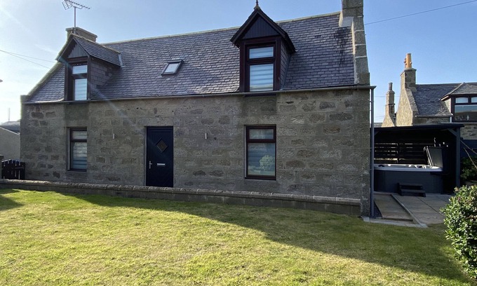 Sandhaven Casa | FISHERMAN'S COTTAGE, family friendly, with hot tub in Fraserburgh