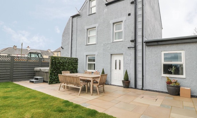 Malltraeth Casa | FISHERMANS COTTAGE, pet friendly, with hot tub in Malltraeth