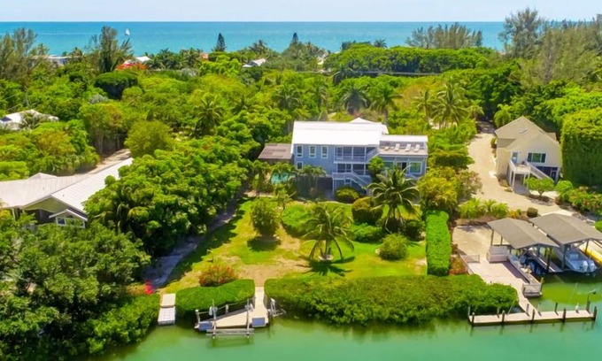 Wulfert Casa | ¡Casa de cinco dormitorios en Channel Front Estate en Captiva! Perfecto para familiares y amigos.