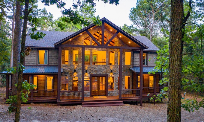 Broken Bow Cabina | Five Master King Suites, entertainment room, two bunkrooms, hot tub, smoker