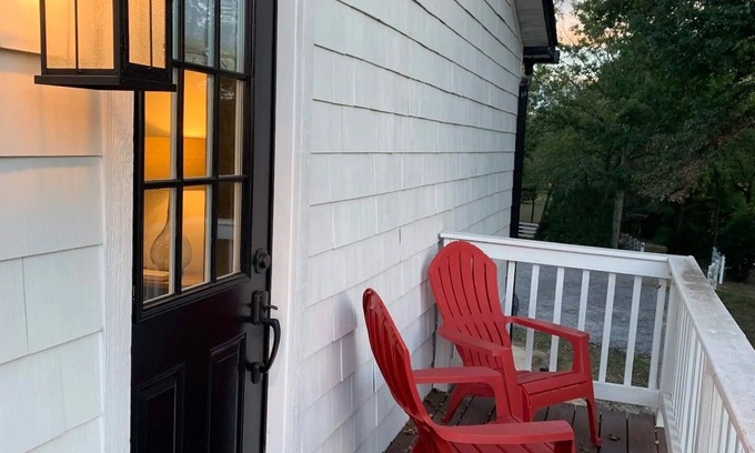 Mount Vernon Casa | Five-star Historic Boyd Harvey Carriage House 2 Bedroom Home by RedAwning