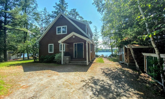 Whitefield Casa | 30FL: LA CASA DE LAGO por excelencia en Forest Lake, cerca de Bretton Woods, Santa's Village y Forest Lake State Park. ¡BOLETOS DE ESQUÍ DESCUENTOS!