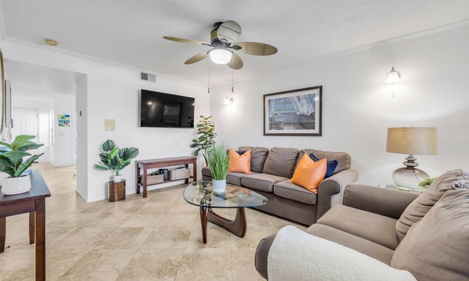 New Smyrna Beach Condominio | Flagler Ave Condo Walk to Beach & Shops