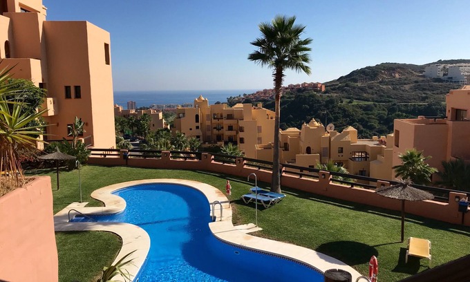 Manilva Apartamento | Amplio y moderno apartamento de 2 dormitorios con excelentes vistas al mar y una gran terraza