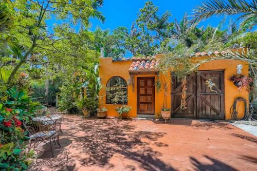 Sunshine Park Casa | Flamingo Casita - Wander through a Garden Hideaway with Shared Pool