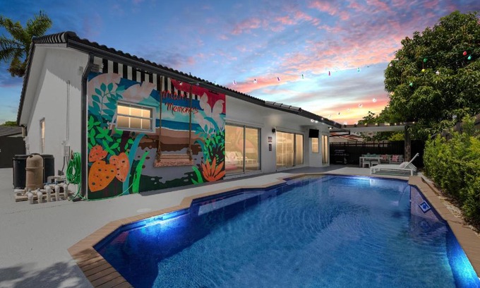 Richmond West Casa | Flamingo's Resort - Work Area, BBQ, 5 Bedrooms & Game Room