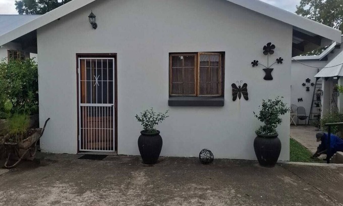 Ladybrand Apartamento | Flat 3 @ 33 On Loop, Ladybrand - Cosy 2 Bedroomed, 2 Bathroom, Lounge & Kitchen.