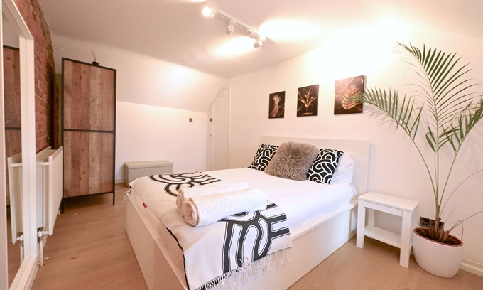New Cross Casa | Flat C, 60 Lewisham Way, London, SE14 6NY,United Kingdom