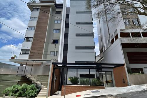 Centro Apartamento | Flat no Centro com varanda, garagem e Ar Cond.