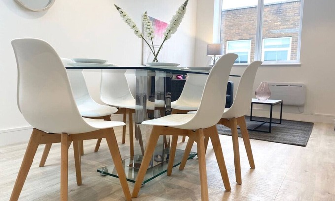 Fleet Apartamento | Apartment 4 in the town centre of Fleet Heights sleeps up to 6 guests.