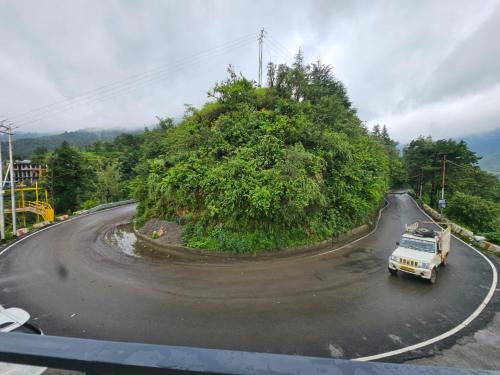 Mussoorie Hotel | Flex On Edge - A Mountain View Luxury Property