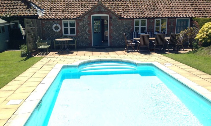 Little Thornage Cabaña | CASA DE PELO AMIGABLE PARA PERROS CON PISCINA, AGA, FUEGO ABIERTO 8