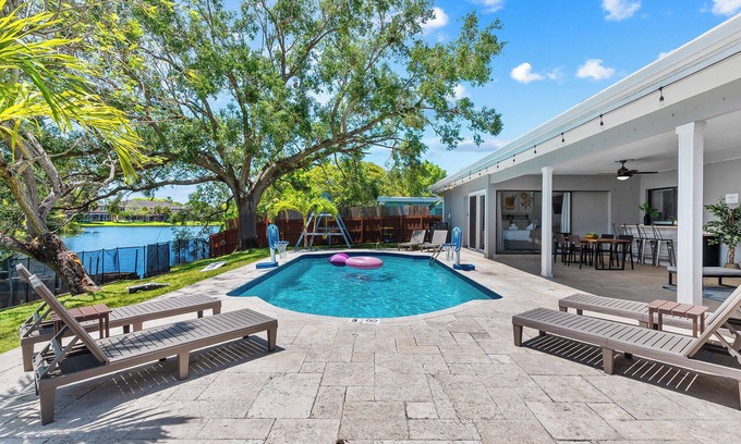 Plantation Casa | Florida Dream Home: Pool, Lakeview & Game Room ~