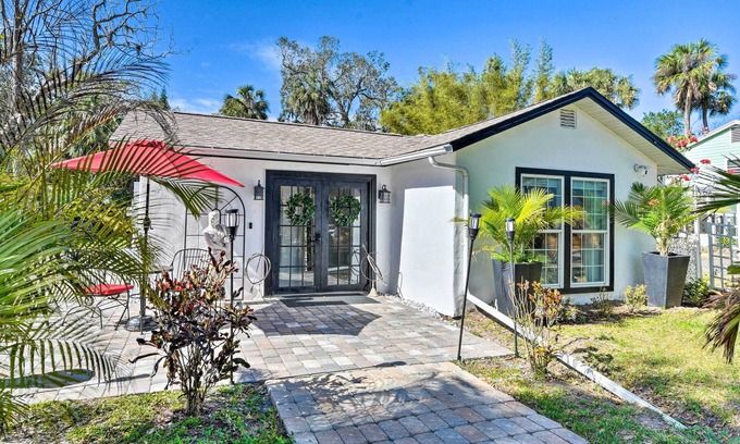 New Smyrna Beach Apartamento | Florida Getaway w/ Patio ~ 3 Mi to Beaches!