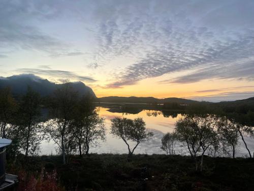 Austvagsoya Casa | Flott hytte og naust med beliggenhet ved vannet!