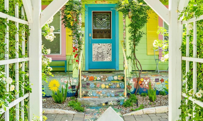 Barton Heights Casa | Flutter into this iconic South Austin work of art >> The Pixie by Lodgewell
