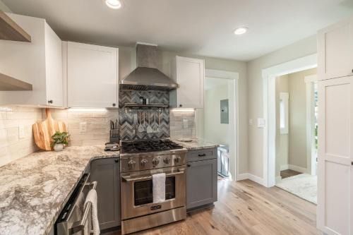 Coeur d'Alene Casa | Flying Colors Cottage Walk to Downtown