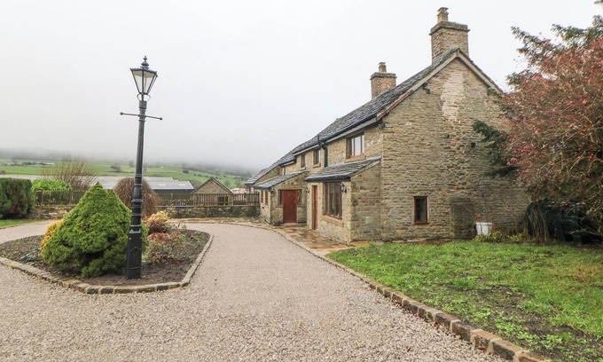 Whaley Bridge Cabaña | FOLDS LANE FARM, family friendly, with open fire in Whaley Bridge