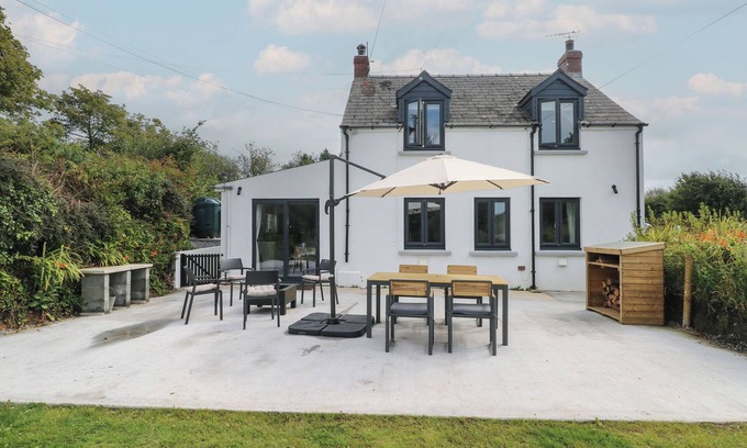 Amroth Cabaña | FOLLY COTTAGE, pet friendly, with open fire in Saundersfoot