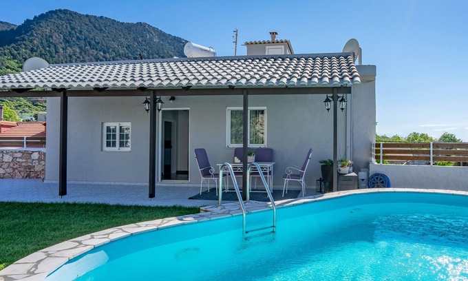 Salakos Villa | Villa privada de lujo en Fontana con piscina cerca de la playa y vistas al mar en Mountain Villag