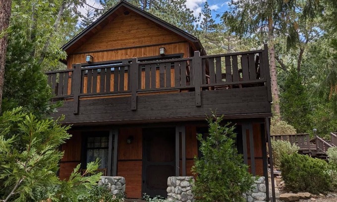 Fern Valley Cabina | Alquiler: 'Relajación, Belleza y pinos'