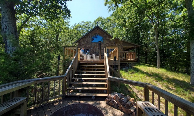 Garfield Cabina | FORD'S CREEK CABIN: Secluded Lakefront Rock Cabin in the Woods-Big Lake View