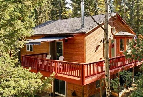 Florissant Casa | Forest Cabin with Deer, Wrap Deck, Close to Fossil Beds, Colorado Wolf and Wildlife Center