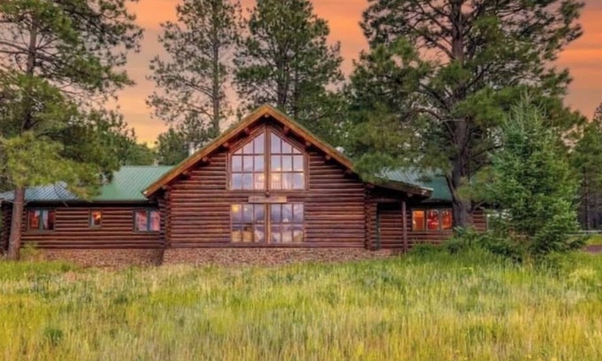 Flagstaff Cabina | Forest Family Cabin! Sleeps 18! Hiking and bike trails, basketball, game room!