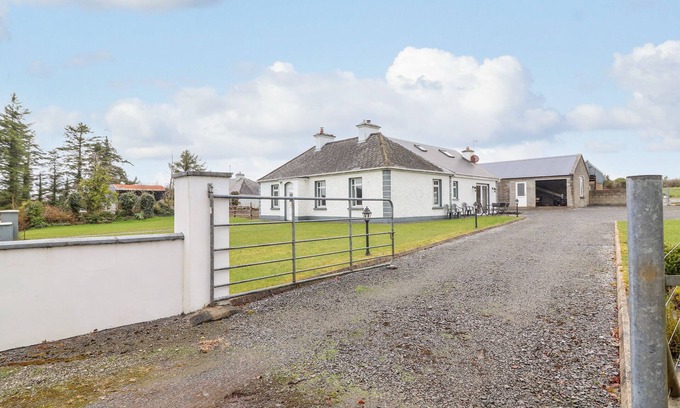 Lavally Casa | FOREST VIEW, family friendly in Newbridge, County Galway