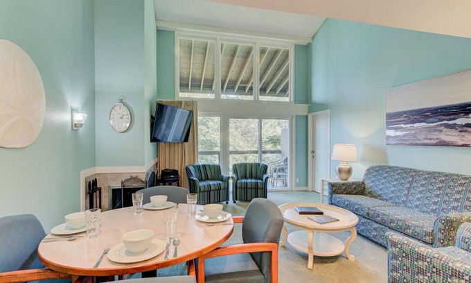 Otter Rock Apartamento | Forest-View Loft w/ Full Kitchen | Sleeps 4