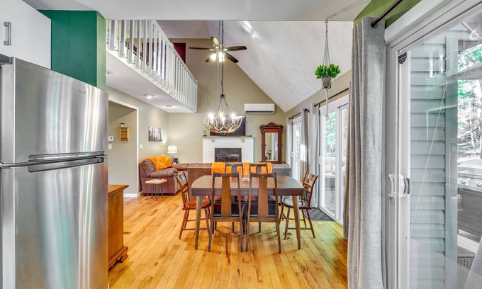 East Stroudsburg Cabina | Forest-View Poconos Cabin with Hot Tub!