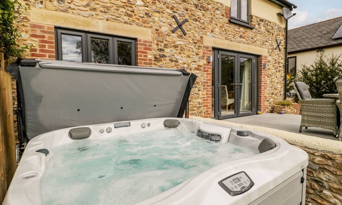 Payhembury Cabaña | FOREVER HOME, family friendly, with hot tub in Payhembury