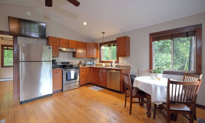 Victor Cabina | Forget Me Not Cabin in the Woods. Wood Stove, Wifi, W/D. Pet Friendly!