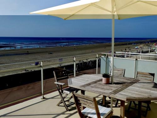 Fort-Mahon-Plage Apartamento | Fort-Mahon-Plage : Appartement rénové en front de mer, 2 chambres, terrasse - FR-1-482-93