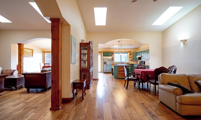 Langley Casa | Fort Wine Manor: 10 Guest Rental Home