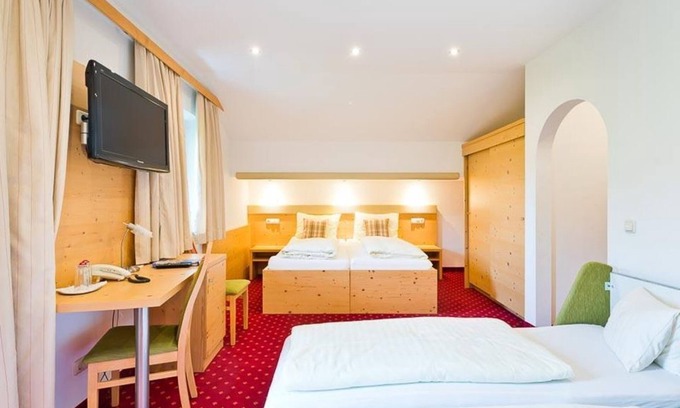 Maria Alm am Steinernen Meer Casa | Four-bed room, shower, WC, garden side - Hotel Sportalm Hintermoos