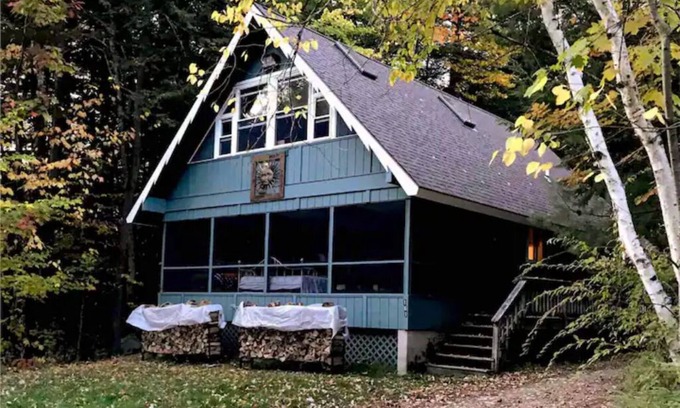 Moultonborough Cabina | Four Bedroom Lakehouse on Winnepesaukee. Waterview, beach, and lots of parking.