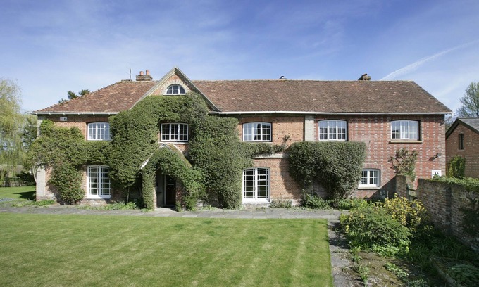 Britford Villa | Villa-Rural-Baño privado con ducha-Vista al Jardín-Four bedroom farmhouse